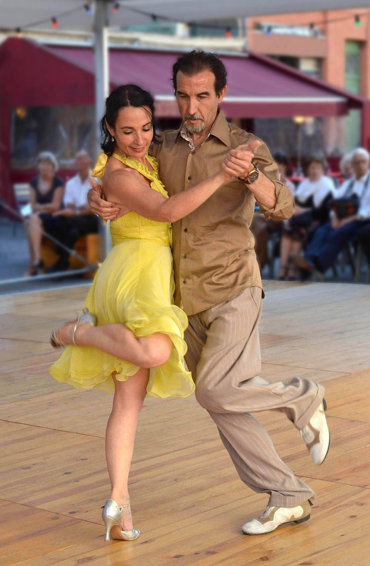 Bailarines de tango en una milonga